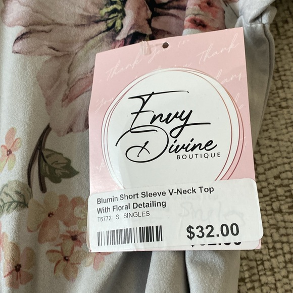 Blumin short sleeve v-neck top with floral detailing. - Picture 7 of 7